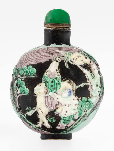 Snuff bottle with design of Guanyin and attendants
