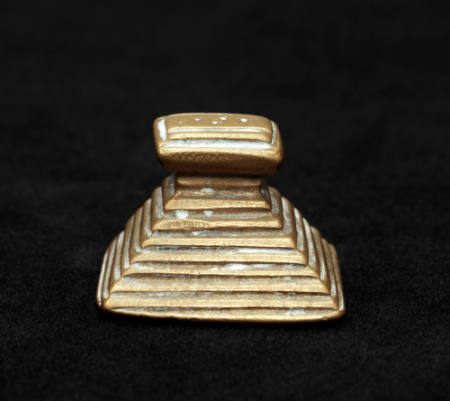 Goldweight having a pyramidal base and rectangle above