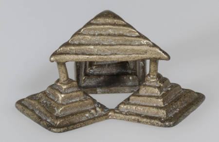 Goldweight having a base composed of three adjacent squares, and a three-dimensional triangle on top