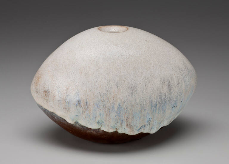 Round, lateral-form vessel