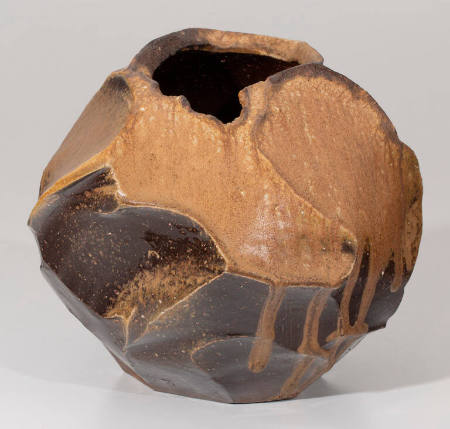 Bizen globe-shaped gourd form vessel