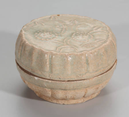 Covered box with molded design of chrysanthemums, qingbai ware