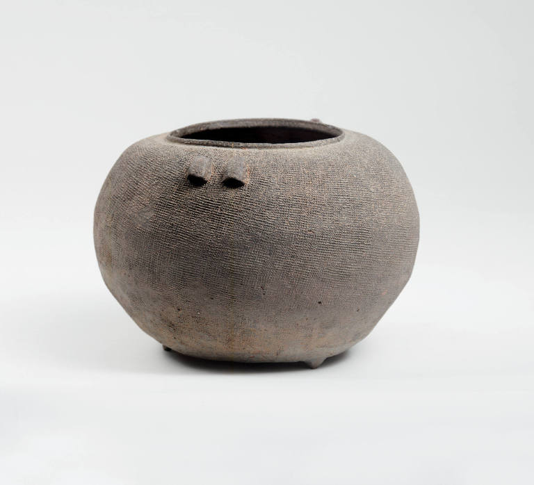 Tripod jar with mesh-impressed designs