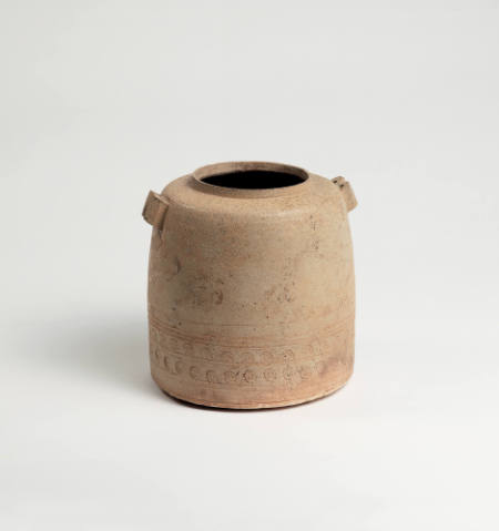 Beehive-shaped tripod jar with spiral designs