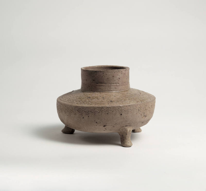 Tripod vessel with cylindrical neck