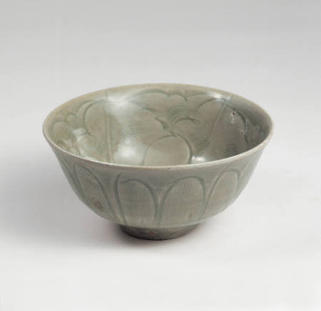 Bowl with incised designs of lotus, Longquan ware