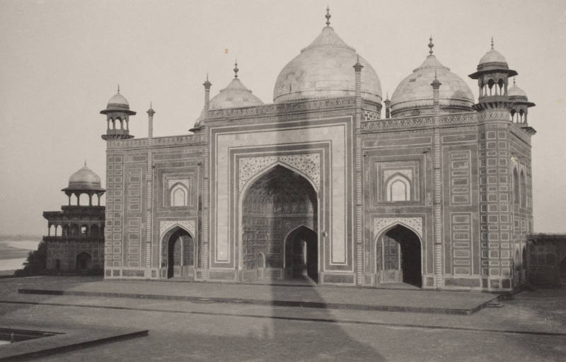 Small mosque beside the Taj