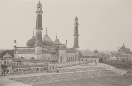 [Mosque with minarets]