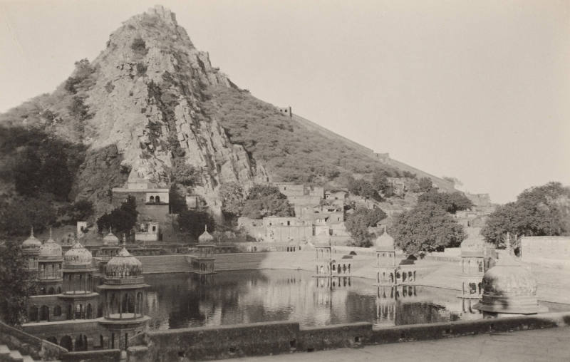 Tank behind the city palace