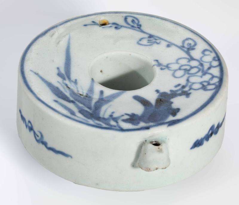 Cylindrical water dropper with design of bamboo and prunus