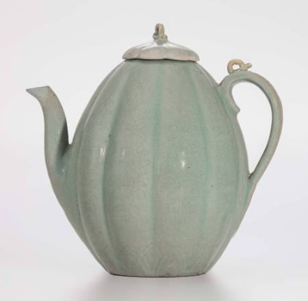 Melon-shaped ewer with lotus designs
