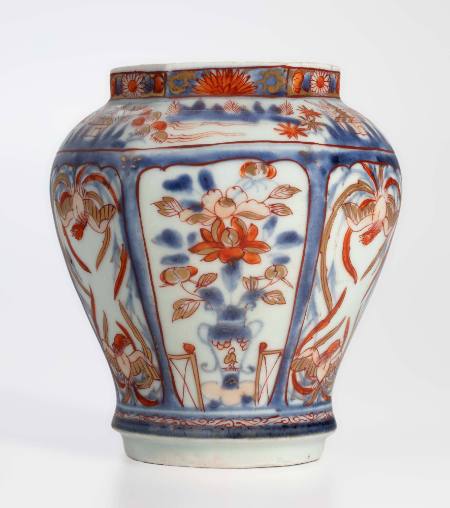 Vase with hexagonal baluster, and decorations of landscapes with pagodas