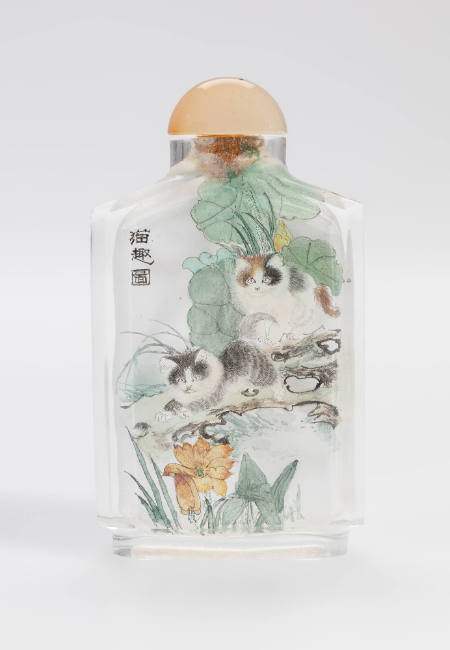 Snuff bottle with design of cats