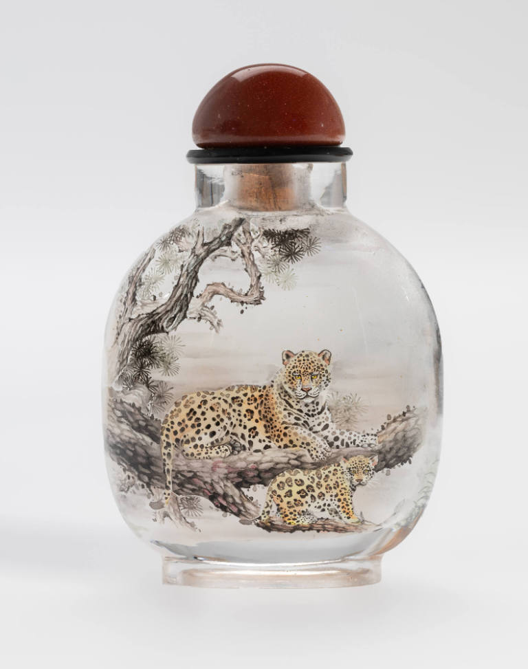 Snuff bottle with design of lioness and cubs / leopard and cubs