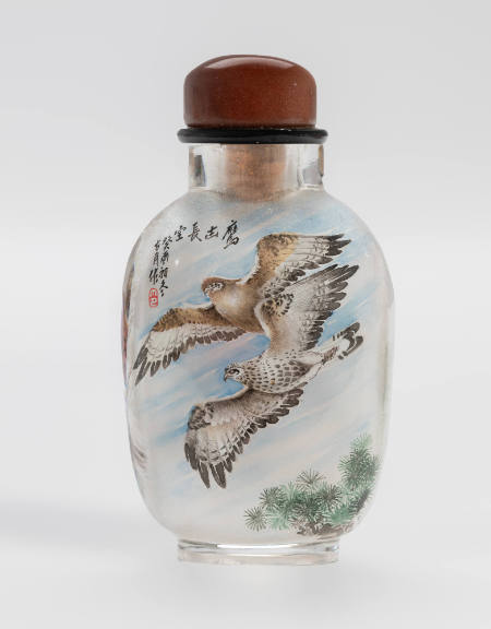 Snuff bottle with design of hawks
