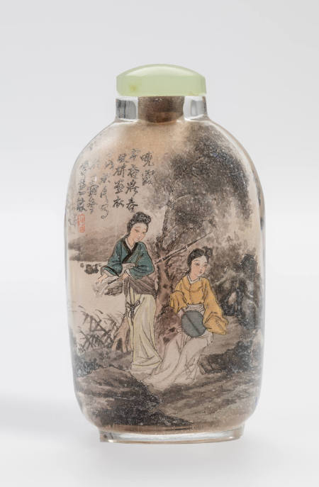 Snuff bottle with scenes of women