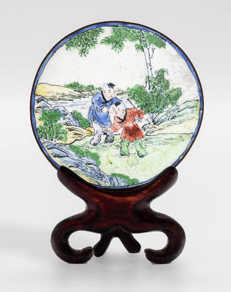 Snuff dish with design of boys playing