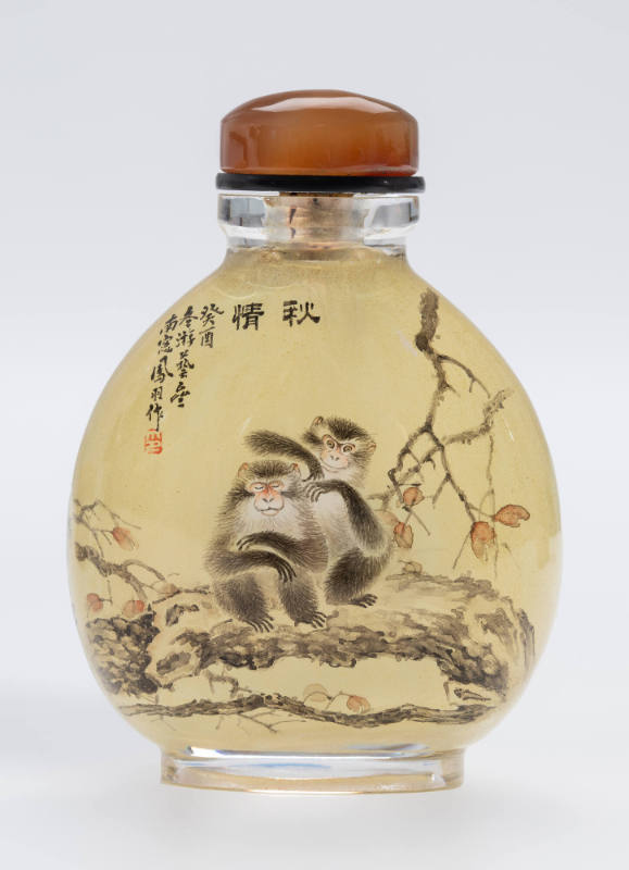 Snuff bottle with design of monkeys