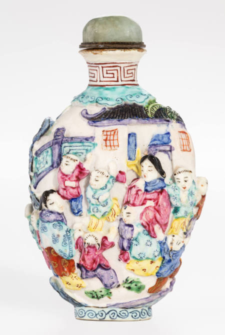 Snuff bottle with design of women and children