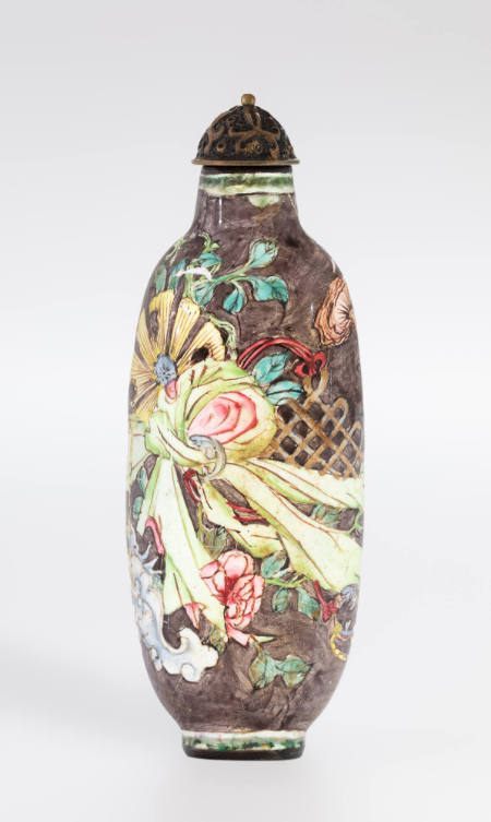 Snuff bottle with design of bats, fruits and flowers