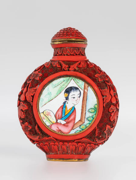 Snuff bottle with designs of a woman at a window