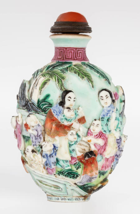 Snuff bottle with design of women and children