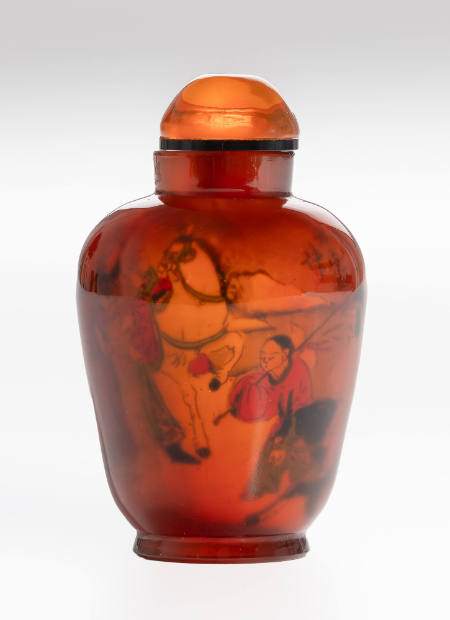Snuff bottle depicting riders and attendants
