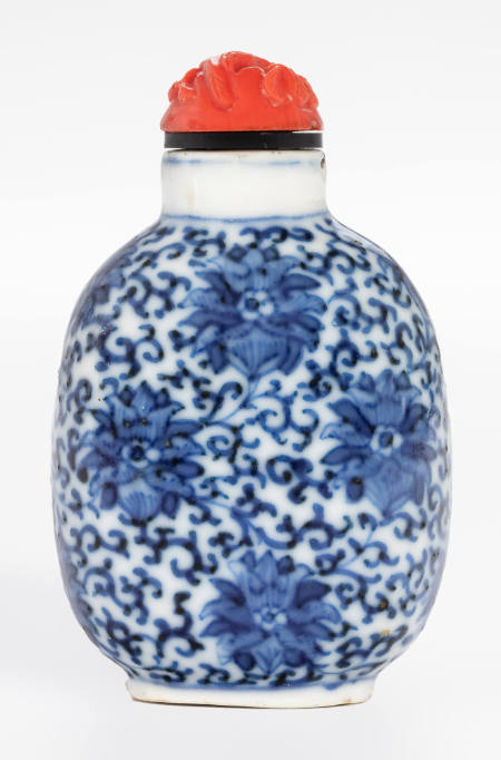 Snuff bottle with scrolling lotus design
