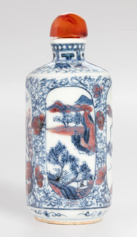 Snuff bottle with design of landscape scenes