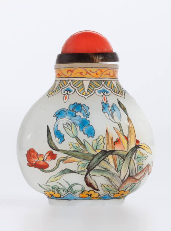 Snuff bottle with floral designs