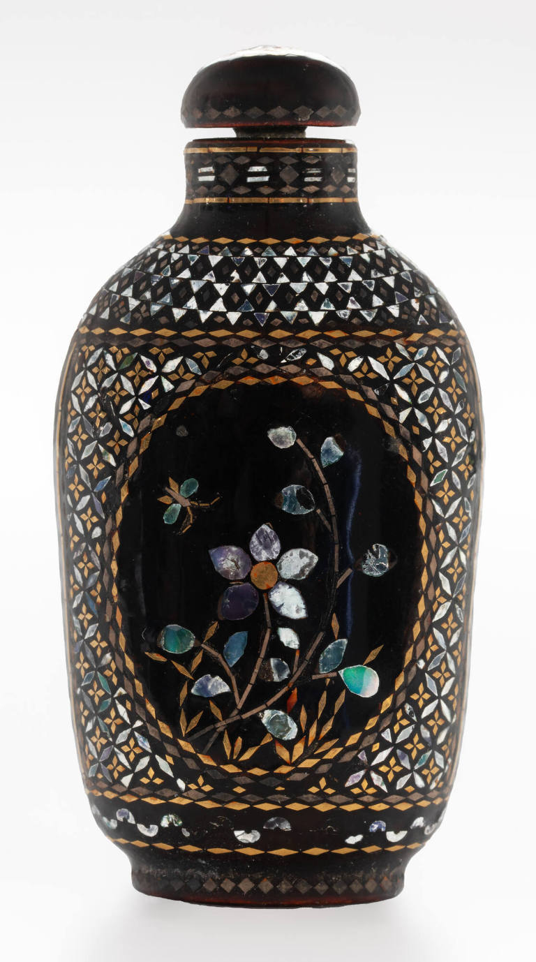 Snuff bottle with floral design