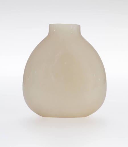 Snuff bottle in a pear form
