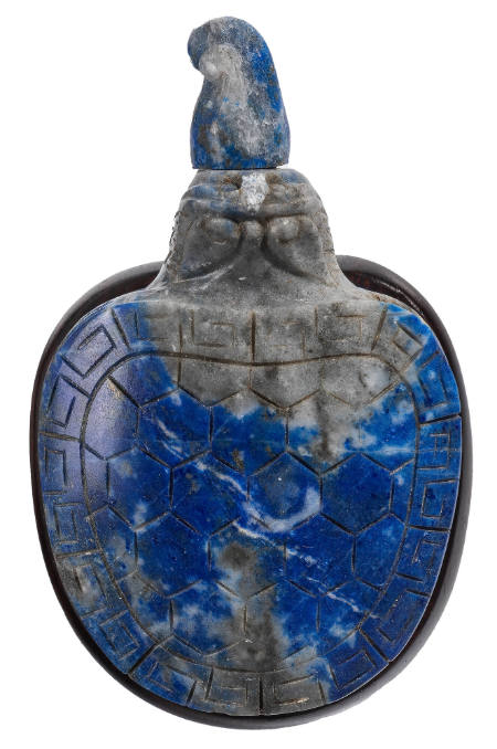 Snuff bottle in lapus lazuli carved in the form of a tortoise