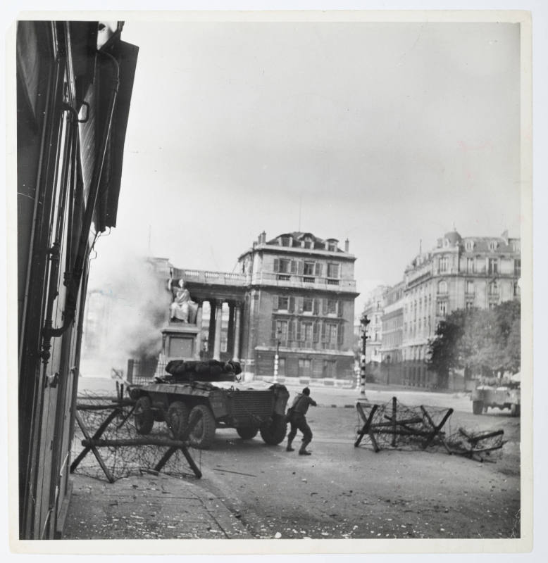[German snipers are fired at by infantrymen during liberation of Paris]