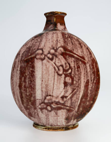 Shinsha tsutsugaki sasamon henko (Copper-red glazed flattened vessel with trailing bamboo pattern)