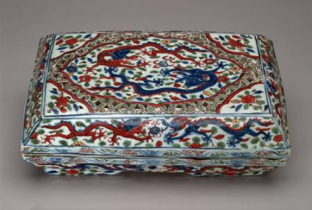 Rectangular box with design of dragons, wucai ware