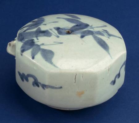 Octagonal water dropper with design of bamboo
