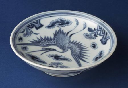 Plate with design of flying crane