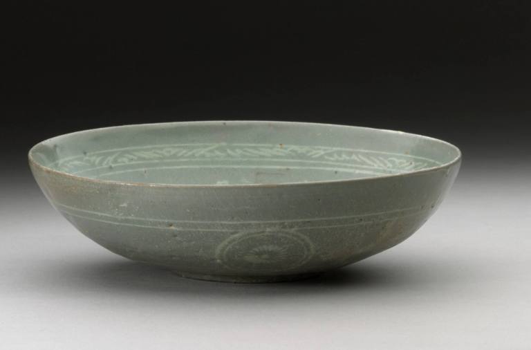 Shallow bowl
