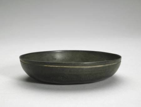 Deep saucer on low foot ring