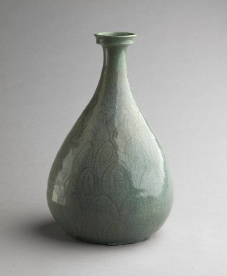 Wine bottle vase with design of lotus petals