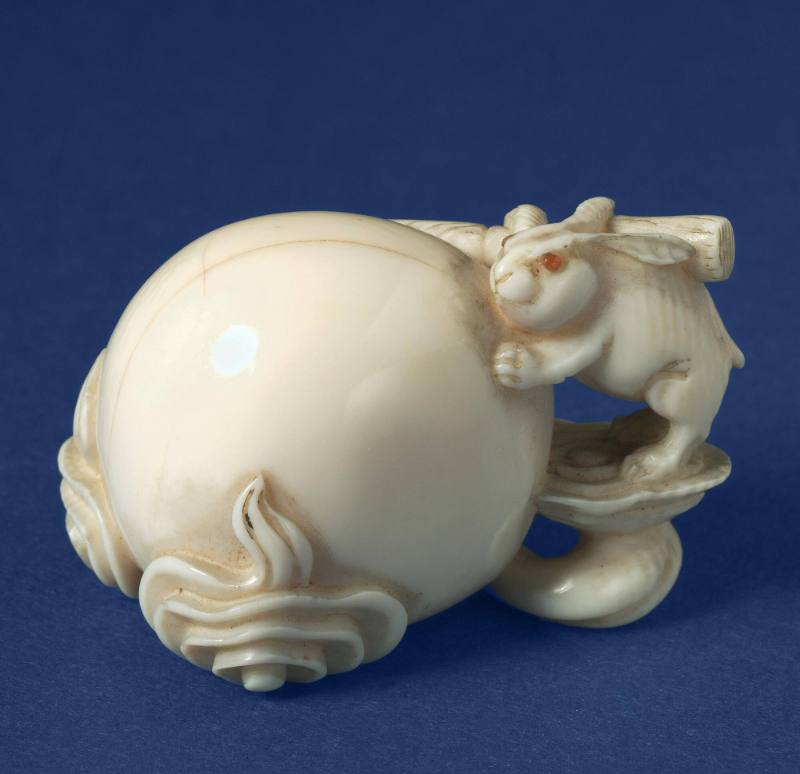 Netsuke depicting a hare making rice cakes (mochi) on the moon