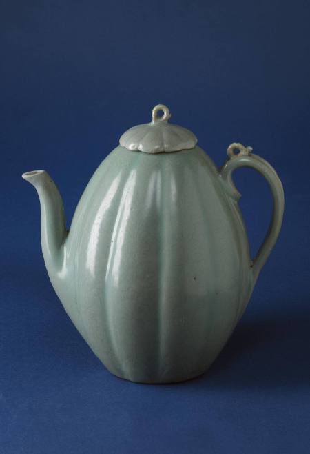 Melon-shaped ewer with lotus designs
