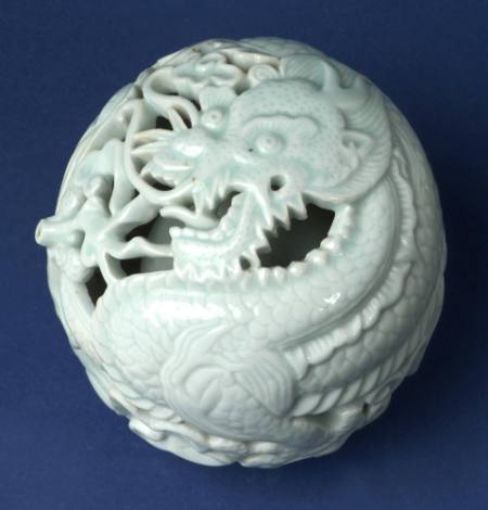 Reticulated water dropper in the form of a dragon