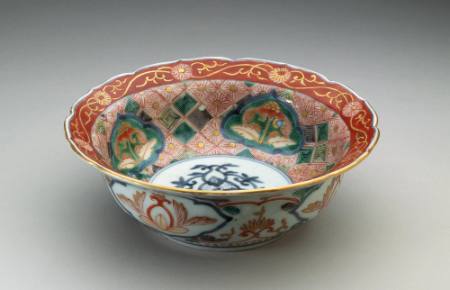 Bowl with everted and fluted rim