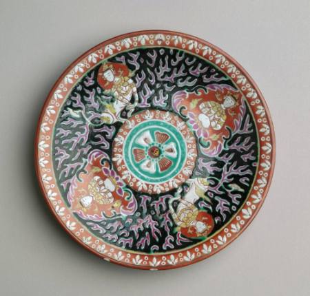Plate with alternating motifs of kinnari and celestial worshippers, Bencharong ware