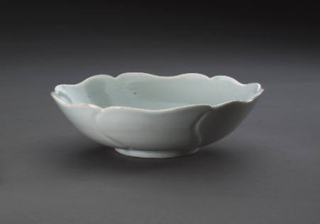 Lotus-shaped saucer dish