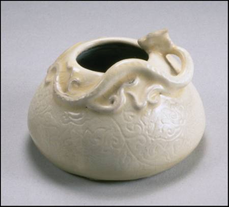 Brush washer with appliqued dragon