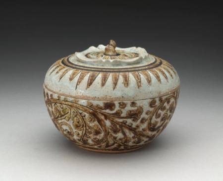 Globular box with dome-formed lid