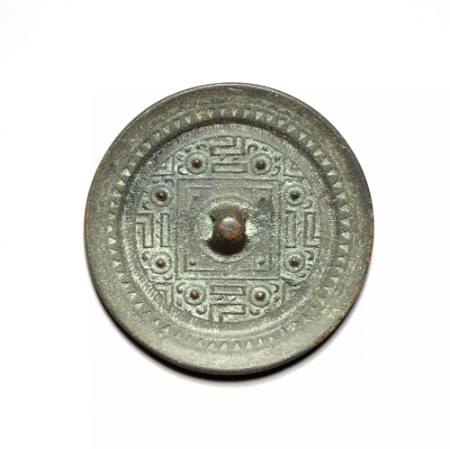 Bronze mirror with IL-motifs